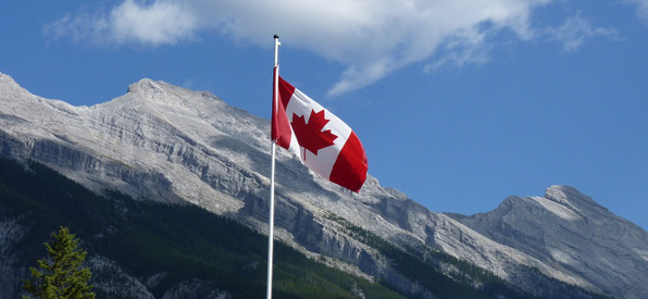 Canadese vlag in de bergen